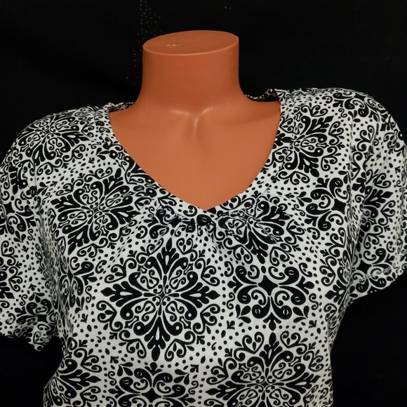 Made for life black white victorian medallion cotton top 2X - Picture 4 of 8